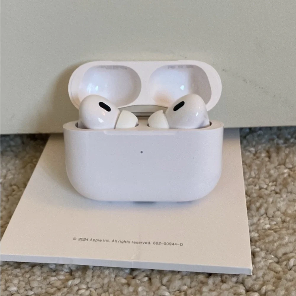 Apple AirPods Pro in Classic White